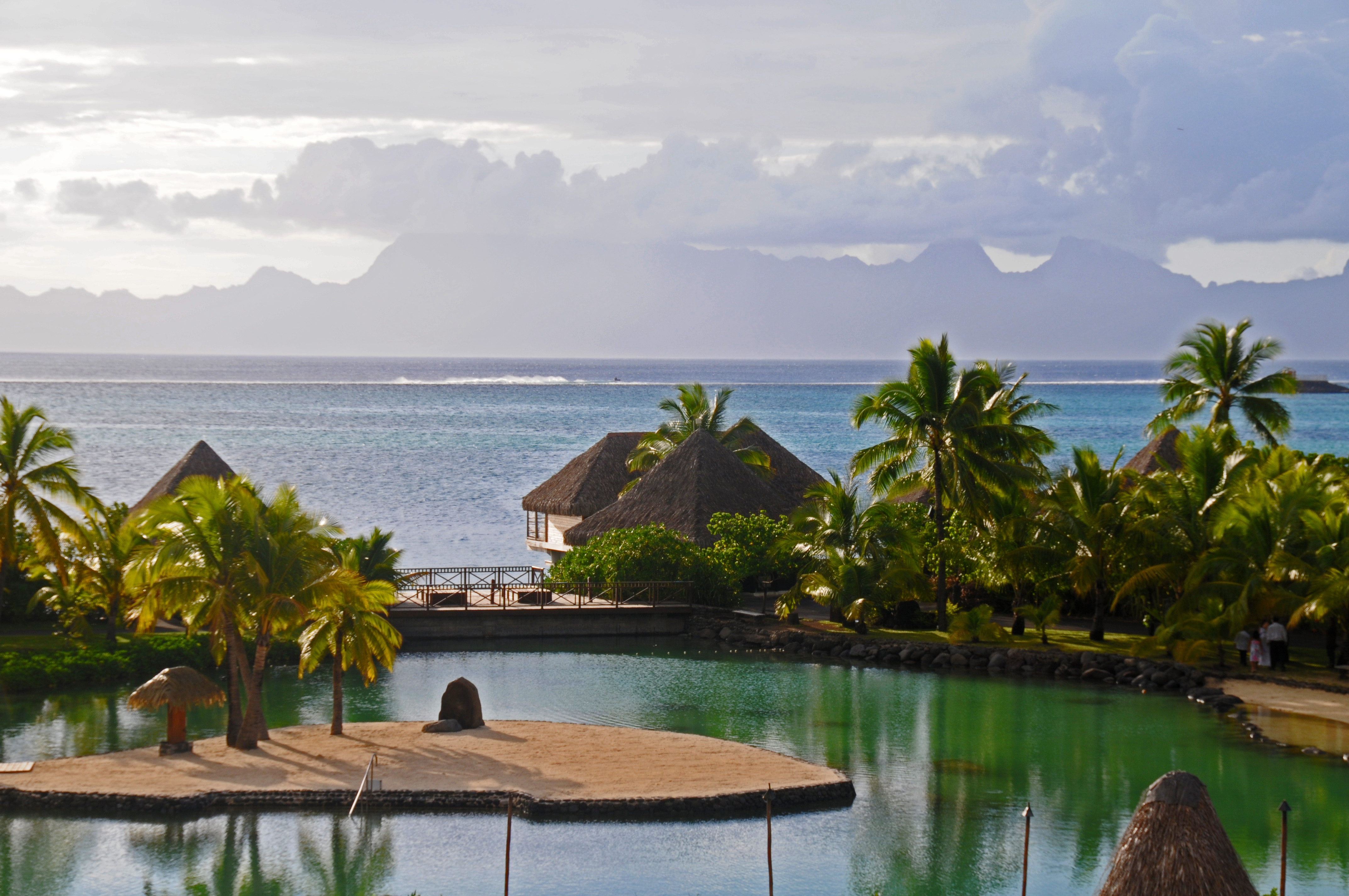 Intercontinental_Hotel,_near_Papeete,_French_Polynesia_-_panoramio